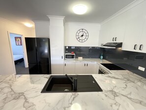 Apartment, 3 Bedrooms, Non Smoking, Kitchen | Private kitchen
