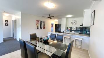 Apartment, 3 Bedrooms, Non Smoking, Kitchen | In-room dining