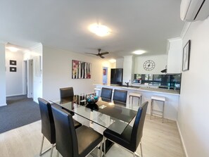 In-room dining - Oceanic On Thompson Apartments (Cowes)