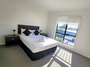 Apartamento, 2 quartos | 1 quarto, escrivaninha, ferros/tábuas de passar roupa, Wi-Fi de cortesia