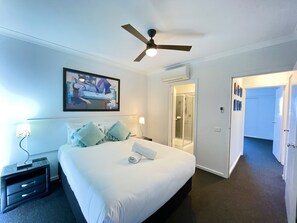 Apartment, 3 Bedrooms, Non Smoking, Kitchen | 1 bedroom, desk, iron/ironing board, free WiFi - Oceanic On Thompson Apartments (Cowes)