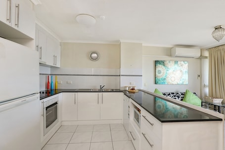 Refrigerador con freezer, microondas, horno, placa de cocina