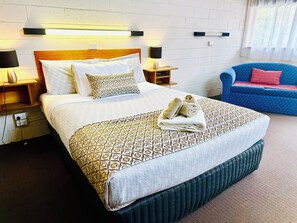 مكتب وستائر تعتيم وواي فاي مجانًا وملاءات أسرّة