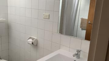 Standard Room, Non Smoking (Standard Double Room) | Bathroom | Towels