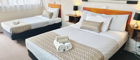 Basic-Zweibettzimmer | Schreibtisch, Verdunkelungsvorhänge, kostenloses WLAN, Bettwäsche