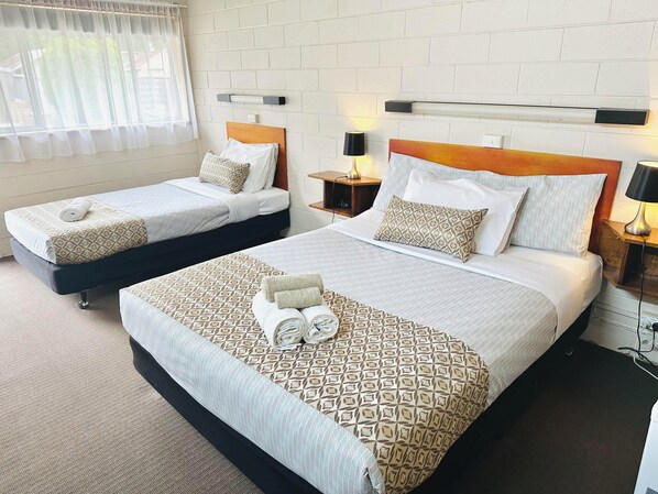 Eenvoudige Twin kamer | Een bureau, verduisterende gordijnen, gratis wifi, beddengoed