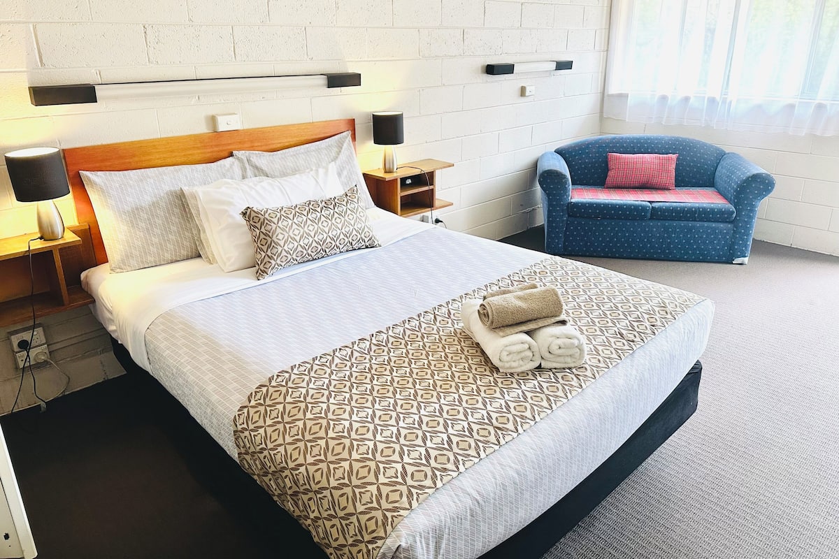 Escritorio, cortinas opacas, wifi gratis y ropa de cama