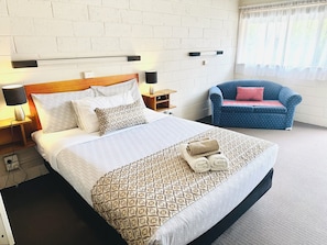 Desk, blackout drapes, free WiFi, bed sheets - Tartan Motel,Yea (Yea)