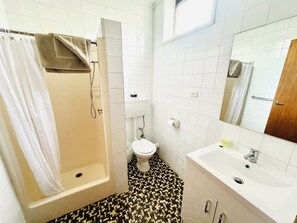Regendusche, Haartrockner, Handtücher, Seife