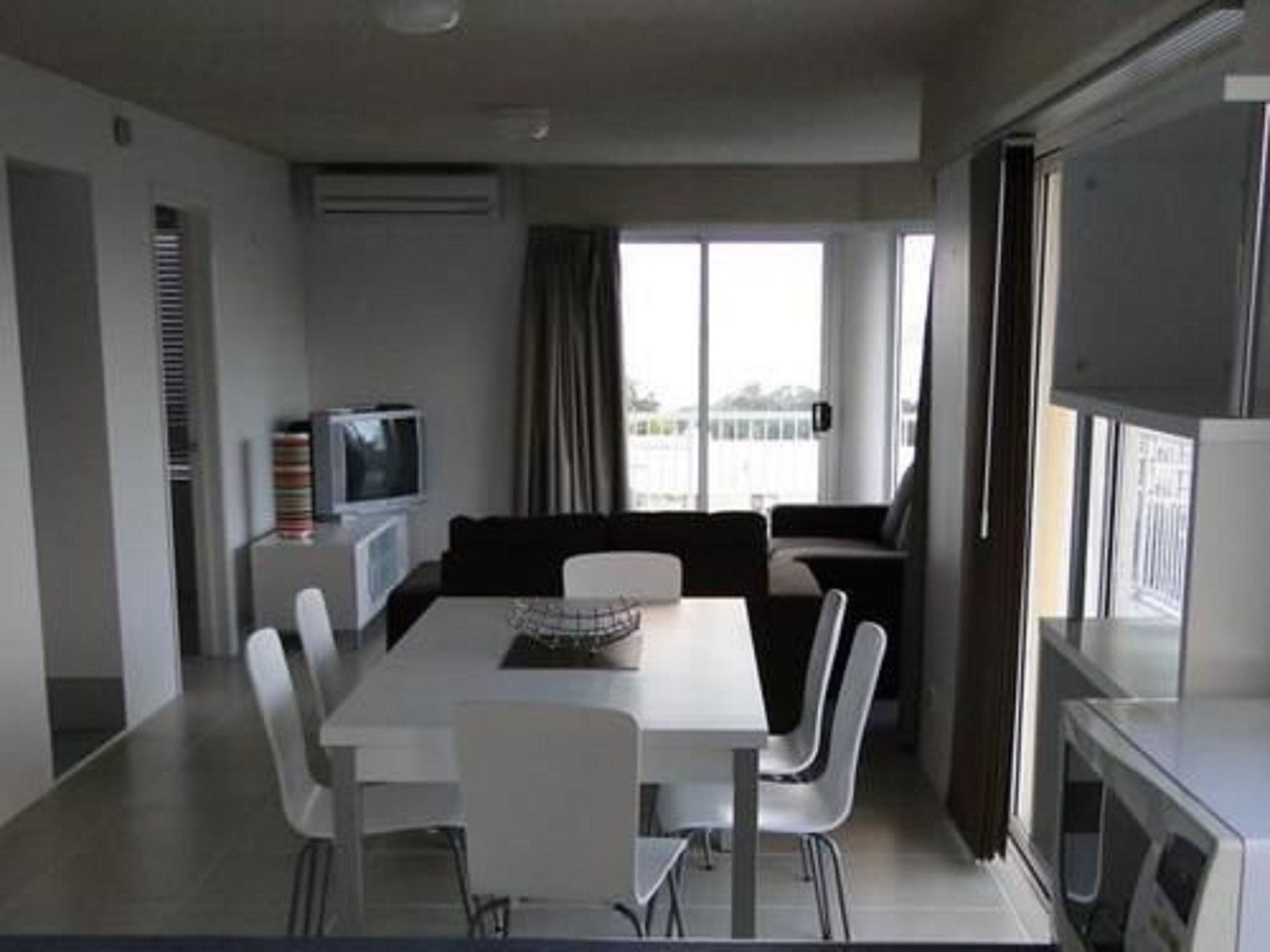 Bayviews & Harbourview Holiday Apartments — image 11