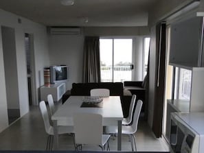 Living area - Bayviews & Harbourview Holiday Apartments (Mooloolaba)