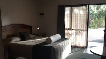 Huone (Motel Room) | Silitysrauta/-lauta, ilmainen Wi-Fi, vuodevaatteet
