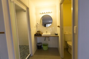 Chambre Triple, 3 lits une place, coin cuisine | Salle de bain