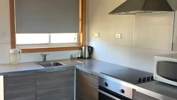 Standard-huoneisto, 2 makuuhuonetta, keittiö (Self-Catering) | Yksityinen keittiö | Minijääkaappi, mikroaaltouuni, vedenkeitin