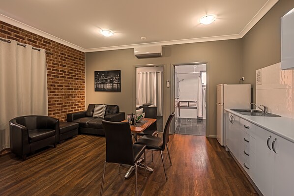 Standard Apartment, 2 Bedrooms (Wheelchair Friendly) | Living area | 42-inch TV with satellite channels - Akuna Motor Inn and Apartments (Dubbo)