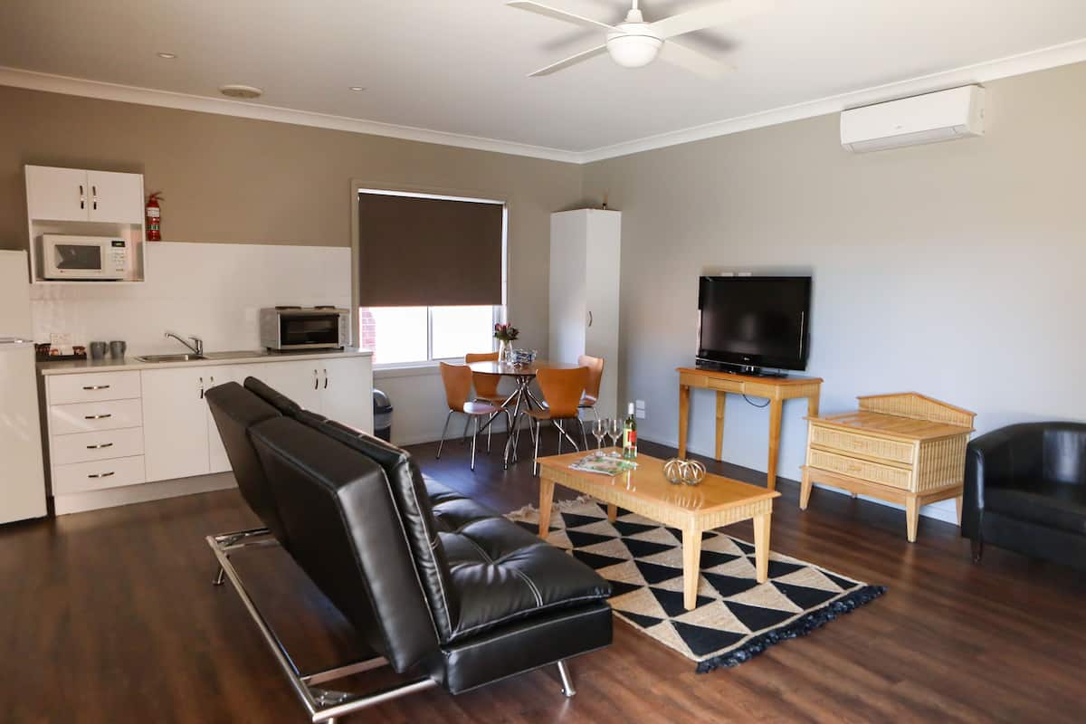 Family Apartment, 2 Bedrooms, Kitchenette | Private kitchen | Coffee/tea maker, fridge, microwave, electric kettle
