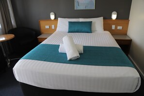 Desk, iron/ironing board, free WiFi, bed sheets - Reign Inn Newcastle (Mayfield West)