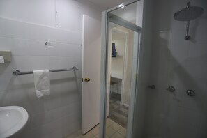 Shower, free toiletries, hair dryer, towels - Reign Inn Newcastle (Mayfield West)