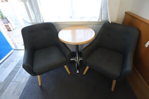 Economy Queen Room (NOT PET FRIENDLY) | Living area - Reign Inn Newcastle (Mayfield West)