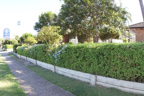 Property grounds - Reign Inn Newcastle (Mayfield West)