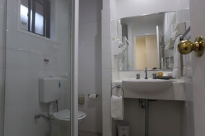 Regadera, amenidades de baño gratuitas, secadora de cabello, toallas
