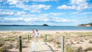 Una spiaggia nelle vicinanze, sabbia bianca