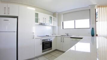 Refrigerador con congelador, microondas, horno y parrilla de estufa