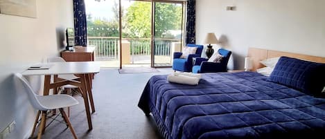 Soundproofing, free WiFi, bed sheets