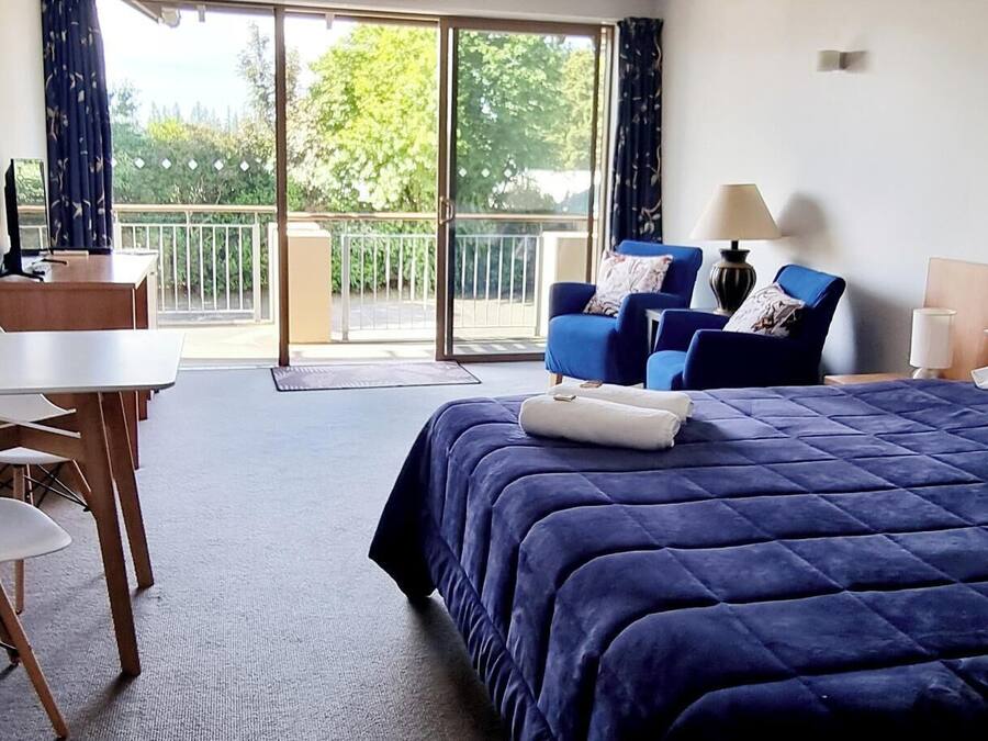 Soundproofing, free WiFi, bed sheets