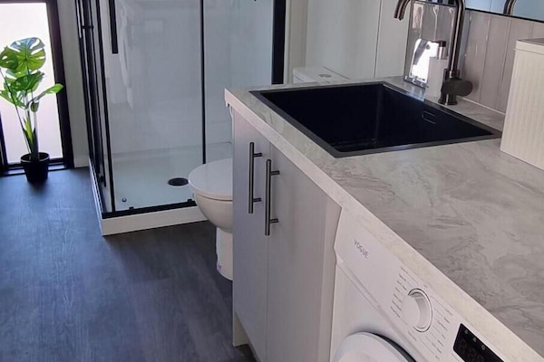 Deluxe House | Bathroom | Free toiletries, towels