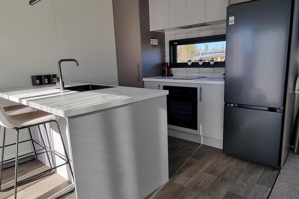 Casa Deluxe | Cocina privada | Refrigerador con congelador, microondas y parrilla de estufa