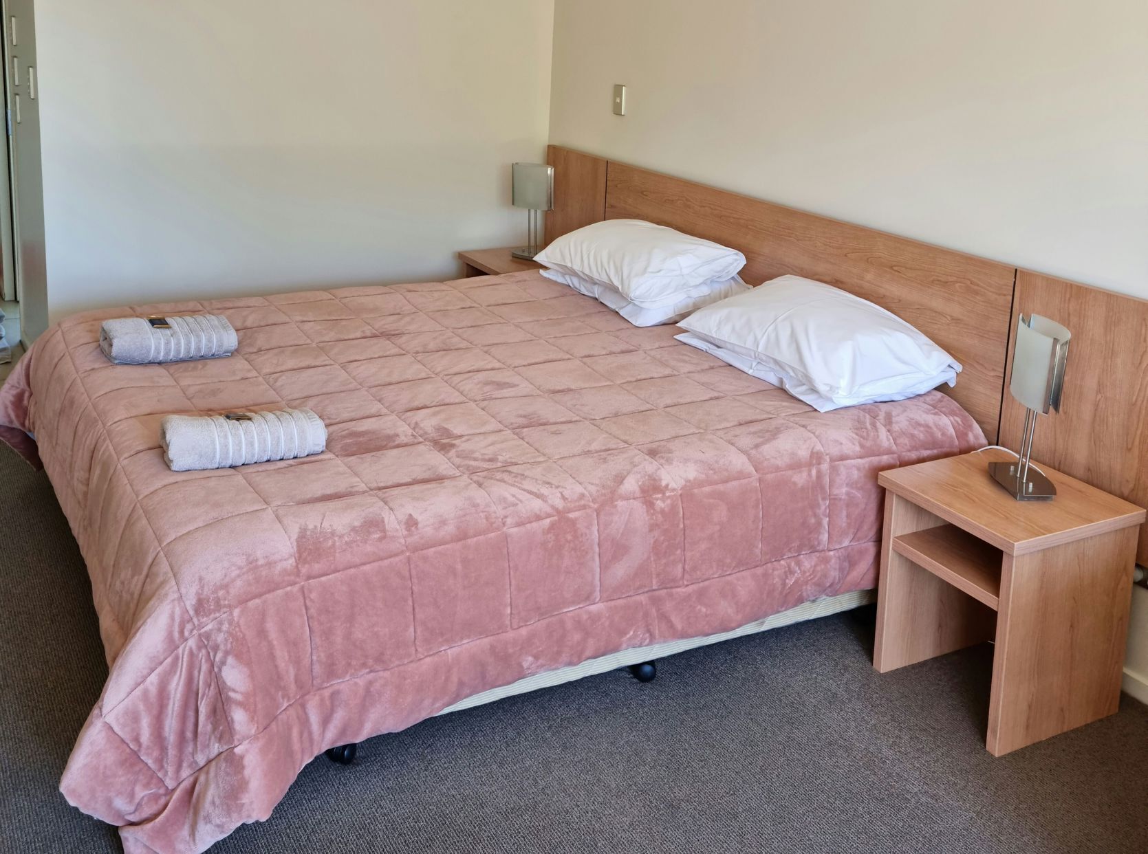 Sistema de insonorización, wifi gratis y ropa de cama 