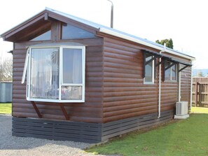 Self-Contained Log Cabin | Individually decorated, individually furnished, free WiFi, bed sheets - Levin Top 10 Holiday Park (Levin)