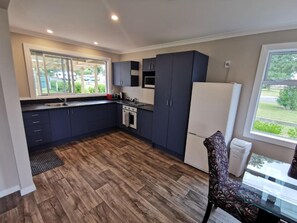 Park House | Private kitchen | Shared fridge, microwave, electric kettle - Levin Top 10 Holiday Park (Levin)
