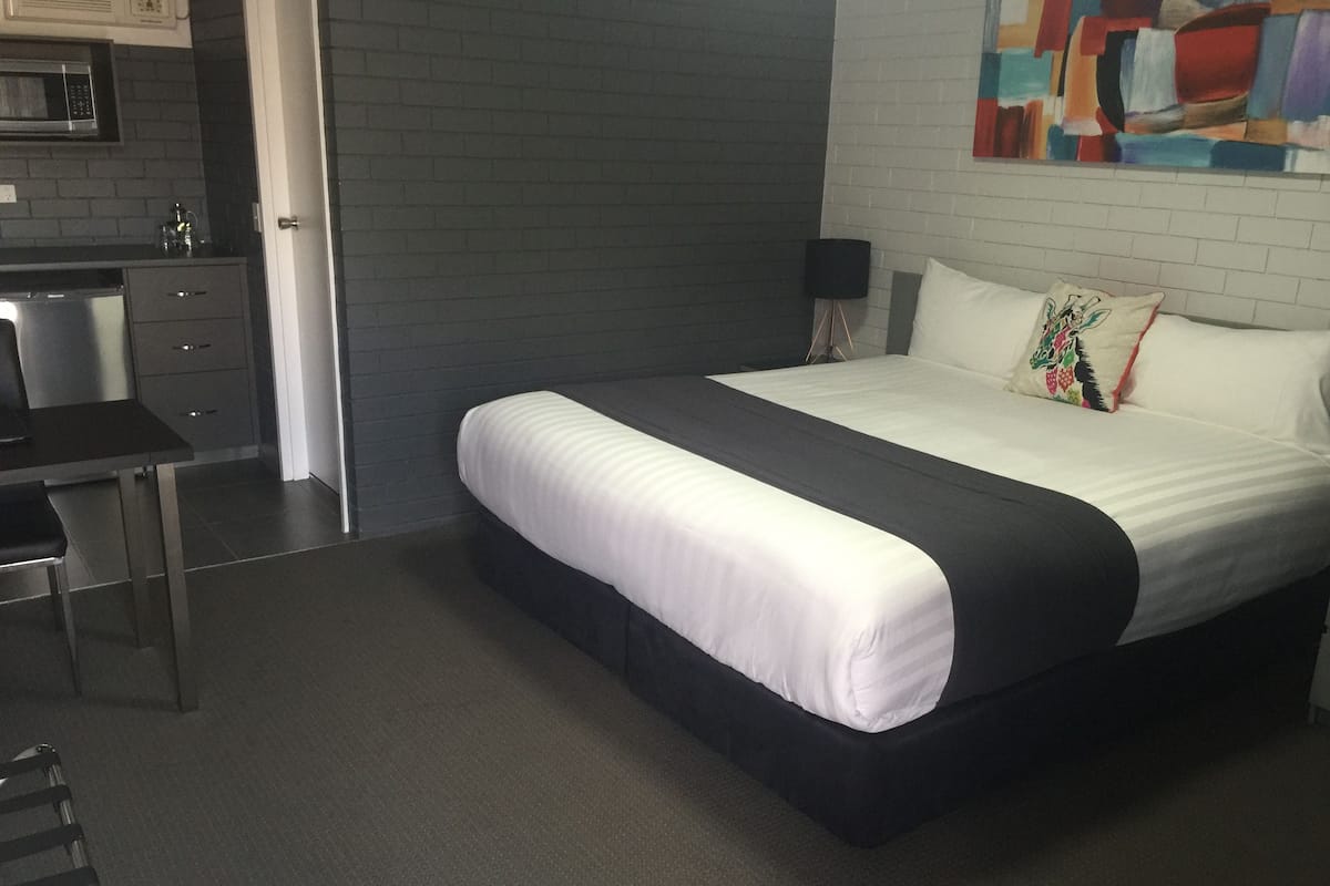 Executive Suite, 1 King Bed, Non Smoking, Kitchenette | Down comforters, pillowtop beds, desk, iron/ironing board