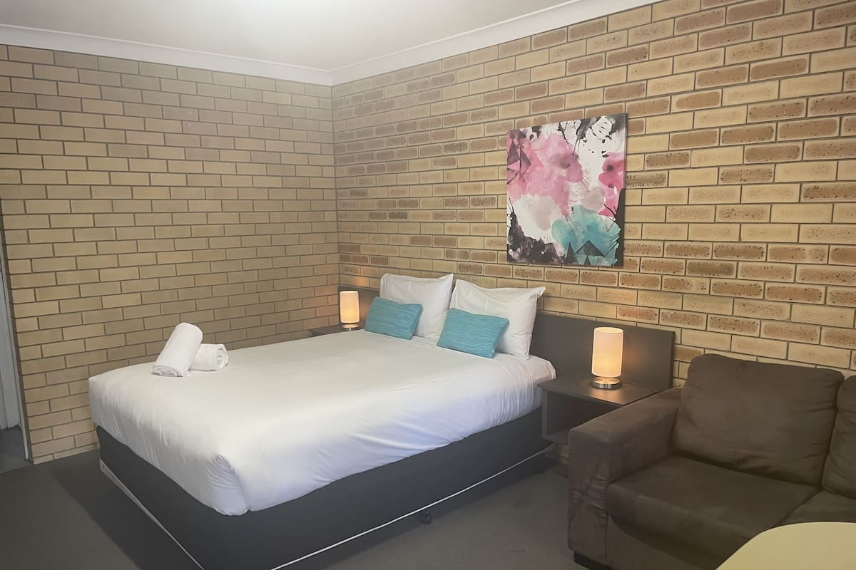 Standard Room, 1 Queen Bed, Non Smoking, Refrigerator & Microwave | Down comforters, pillowtop beds, desk, iron/ironing board