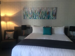 Suite ejecutiva, 1 cama de matrimonio grande, no fumadores, cocina básica | 1 dormitorio, edredones de plumas, colchones con acolchado adicional