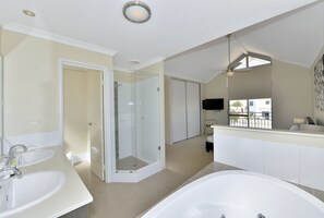 3 Bedroom Townhouse | Bathroom | Free toiletries, hair dryer, towels