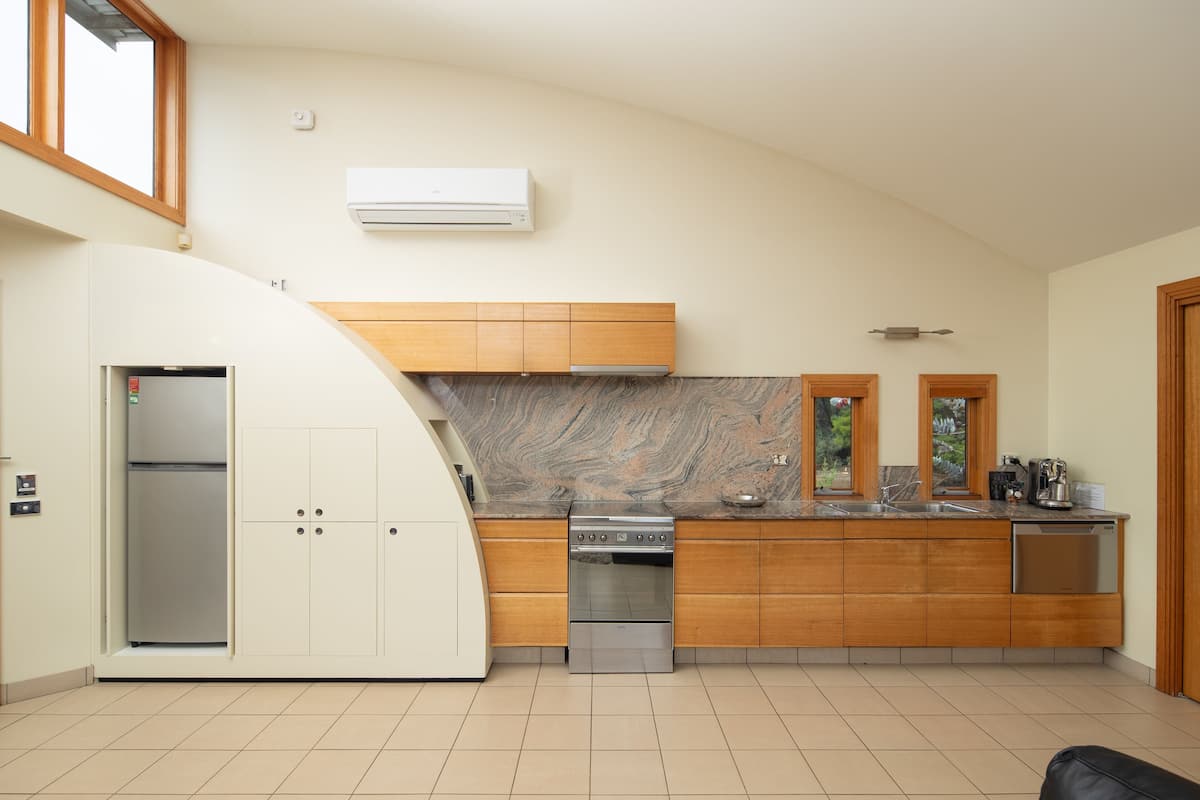 Full-sized fridge, microwave, oven, stovetop