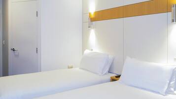 Standard Room, 2 Twin Beds | Desk, laptop workspace, blackout drapes, free WiFi
