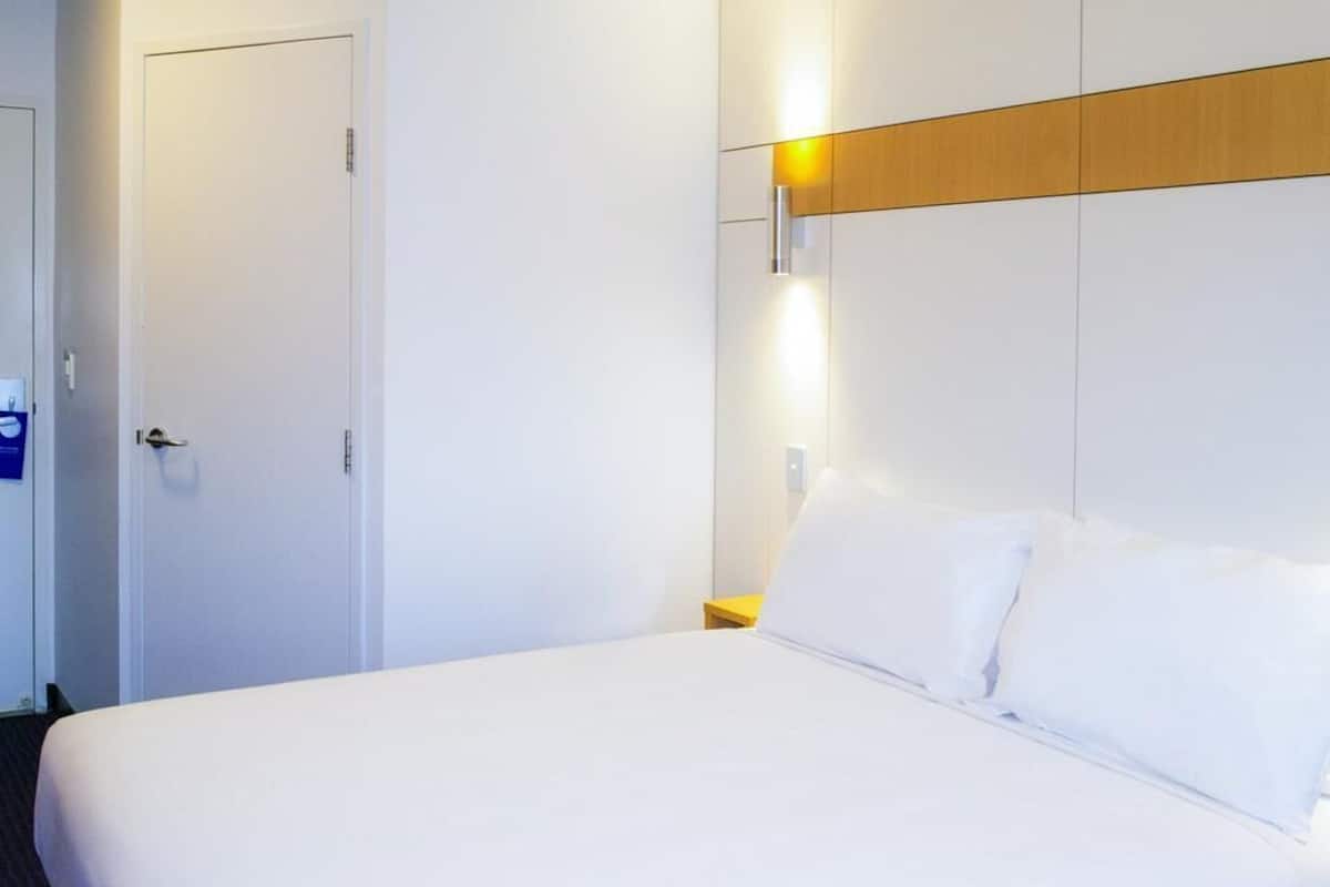 Standard Room, 1 Queen Bed | Desk, laptop workspace, blackout drapes, WiFi (free)