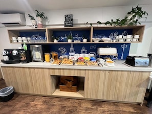 Dagelijks continentaal ontbijt (AUD 13.5 per persoon)