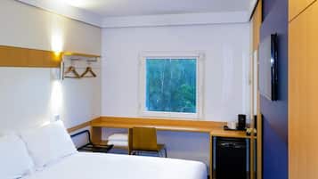 Standard Room, 1 Queen Bed | Desk, blackout drapes, free cribs/infant beds, free WiFi