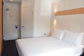 Escriptori, espai de treball apte per a portàtils i cortines opaques 
