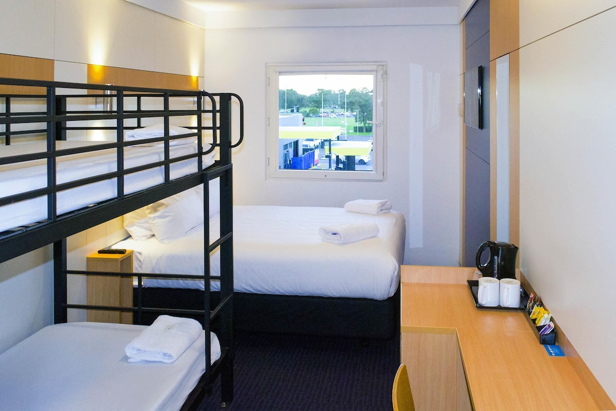 Habitació estàndard, diversos llits | Escriptori, cortines opaques, bressols gratuïts i wifi gratuïta