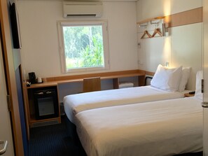 Desk, laptop workspace, blackout drapes, free WiFi - Ibis Budget Gosford (West Gosford)