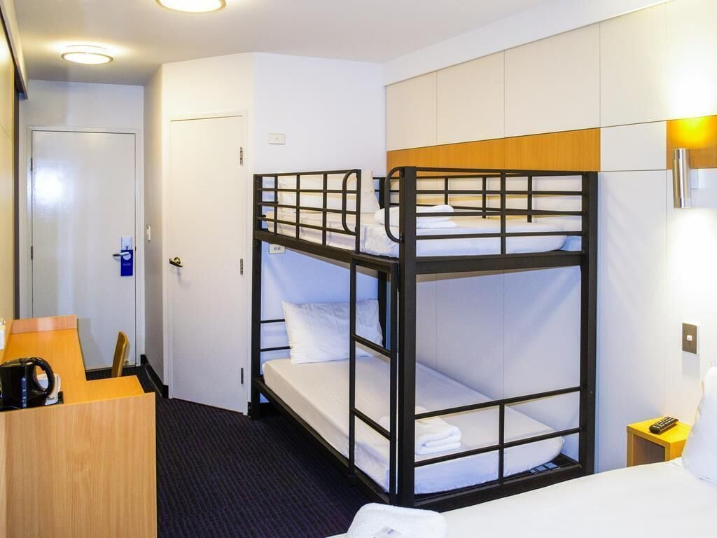 Habitació estàndard, diversos llits | Escriptori, espai de treball apte per a portàtils i cortines opaques 