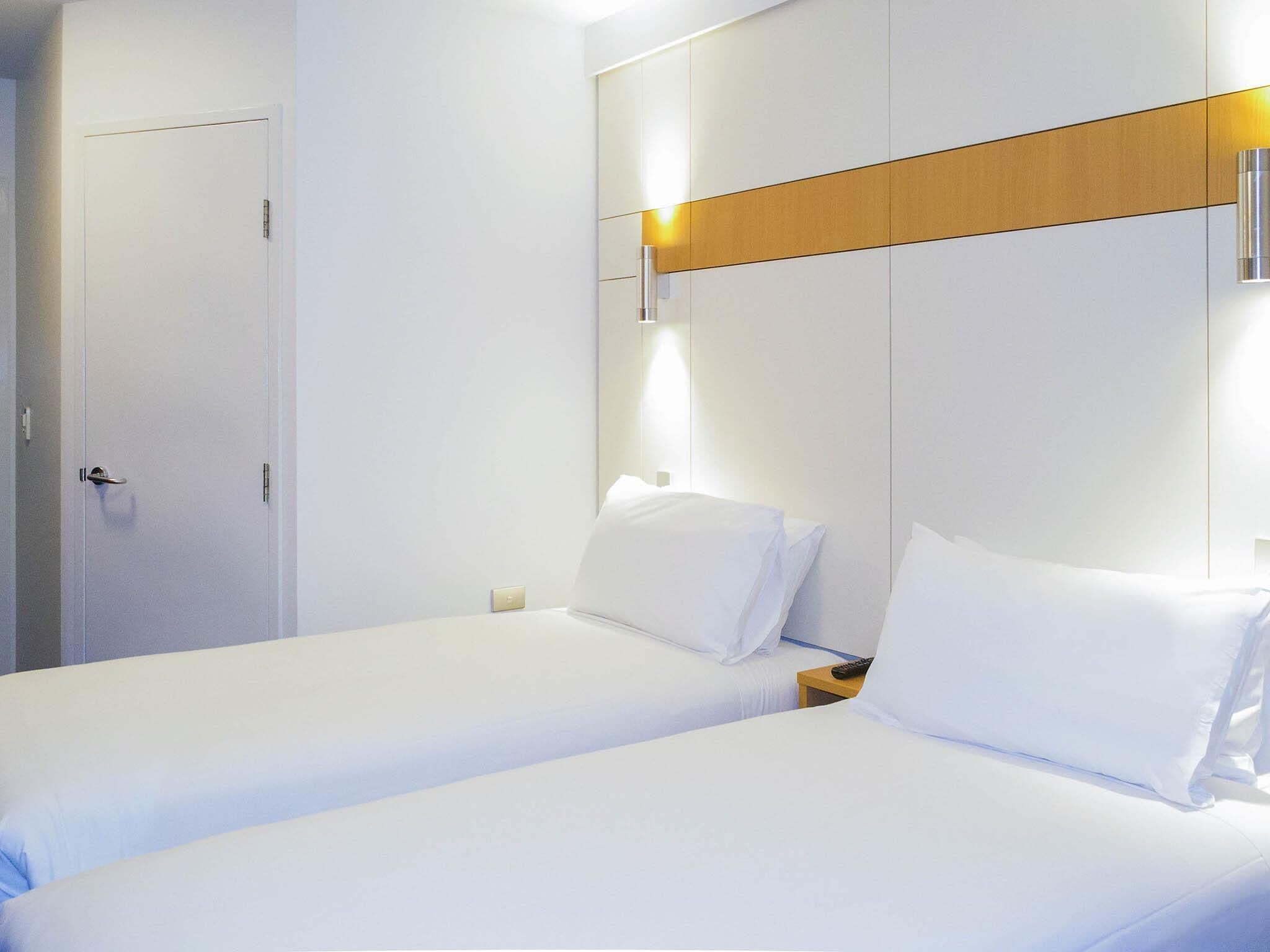 Habitación estándar, 2 camas individuales | Escritorio, espacio para trabajar con laptop y cortinas blackout 