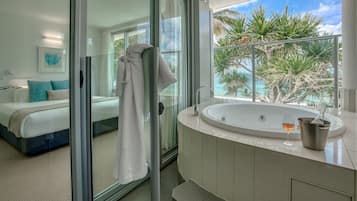 One Bedroom Beachfront Spa | Private spa tub
