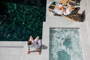 Outdoor pool, pool umbrellas, pool loungers - On The Beach Noosa (Noosa Heads)